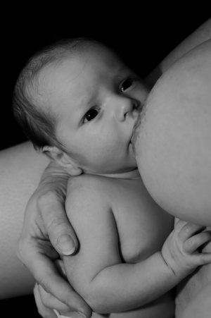 Faire accepter le biberon à son bébé grâce au contact en peau à peau