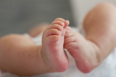 pieds bébé allaité