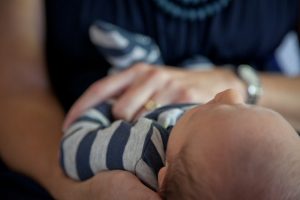 masser bébé pour apaiser les coliques