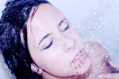 apaiser l'engorgement mammaire sous la douche