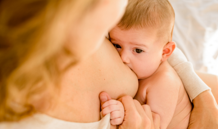 bébé 2 mois tète sein mère