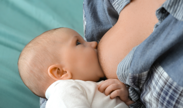 bébé 1 mois tète au sein