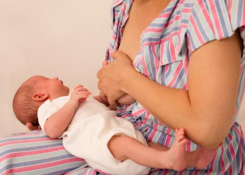 bébé allaité pleure au sein
