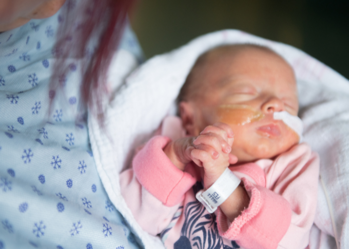 bébé prématuré dort dans bras sa maman