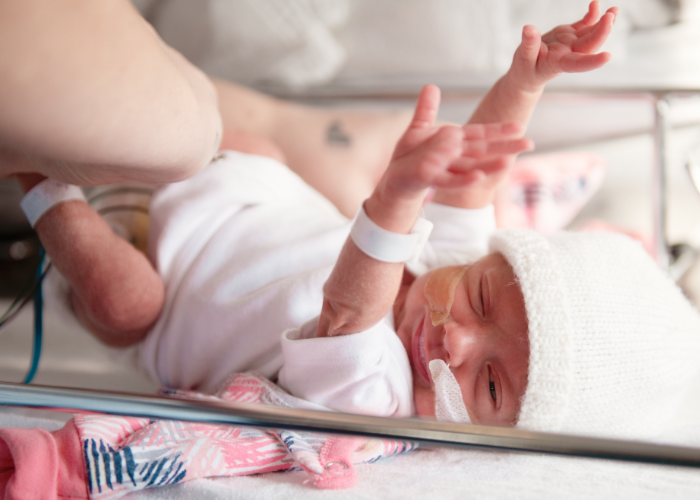 bébé prématuré dans son lit