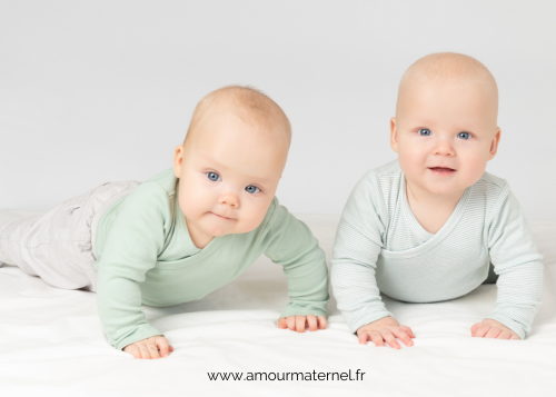 bébé sur le ventre lève la tête